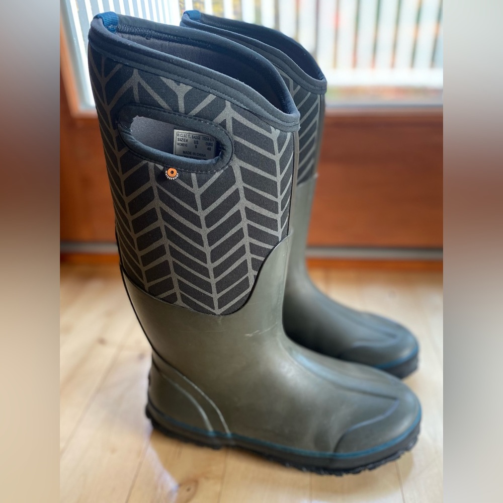 Women’s Bogs winter boot. Size 9.